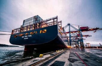 Incoterms 2020: พื้นฐานสำคัญที่คนทำธุรกิจนำเข้า-ส่งออกต้องรู้ black sail ship on body of water